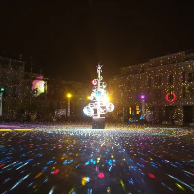 Arbres aux lucioles au centre de l'image avec de nombreux éclats lumineux