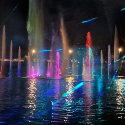Spectacle multicolores alliant fontaines et laser pour l'inauguration du tram à Angers